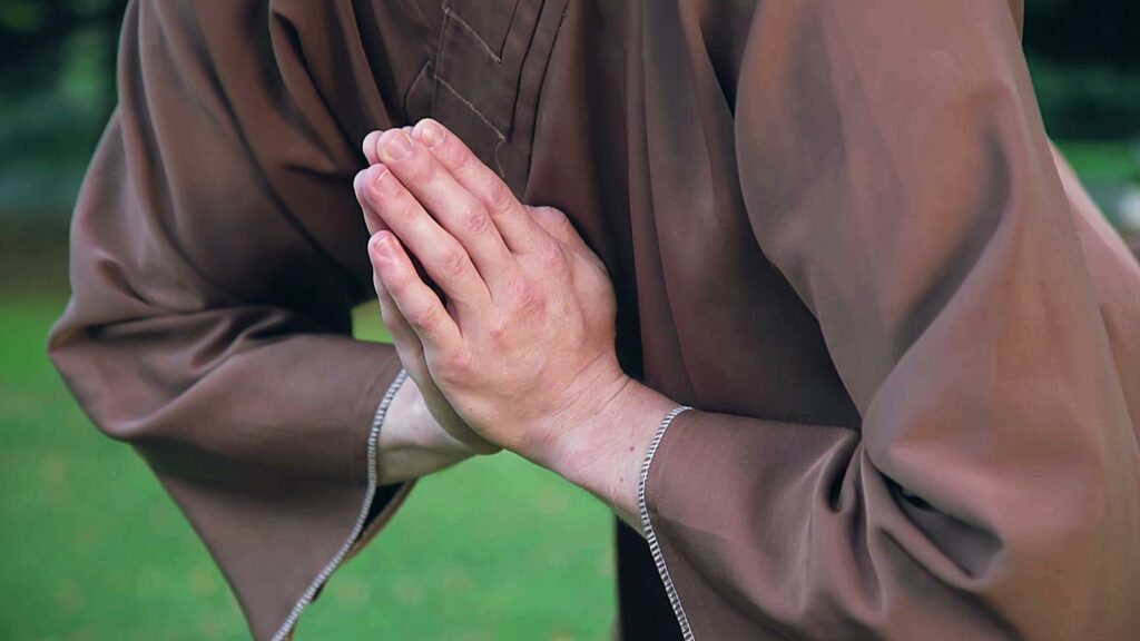 Detailaufnahme, Gefaltete Hände, Kung Fu Gewand. Ruhe Fokus Kraft